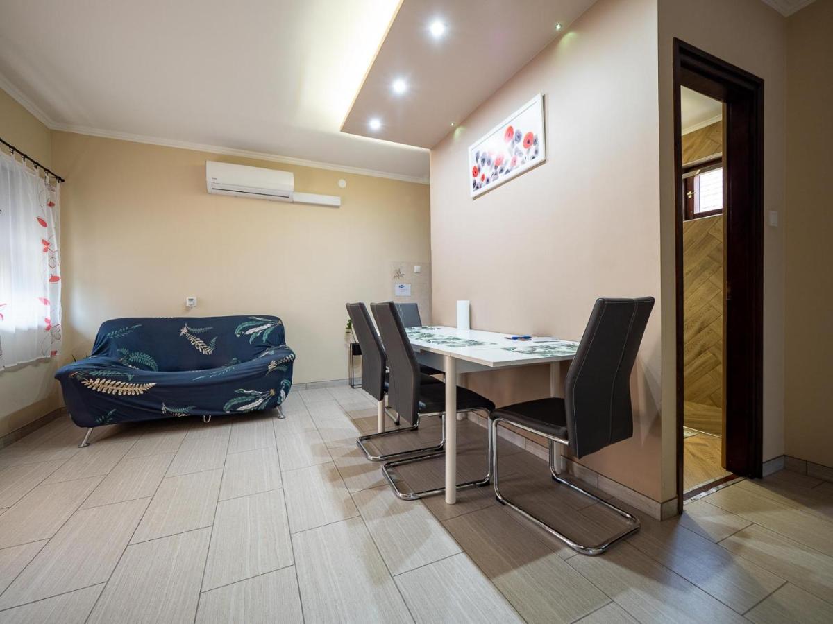 Pipacsos Vendeghazak Apartment Kiskunmajsa Bagian luar foto