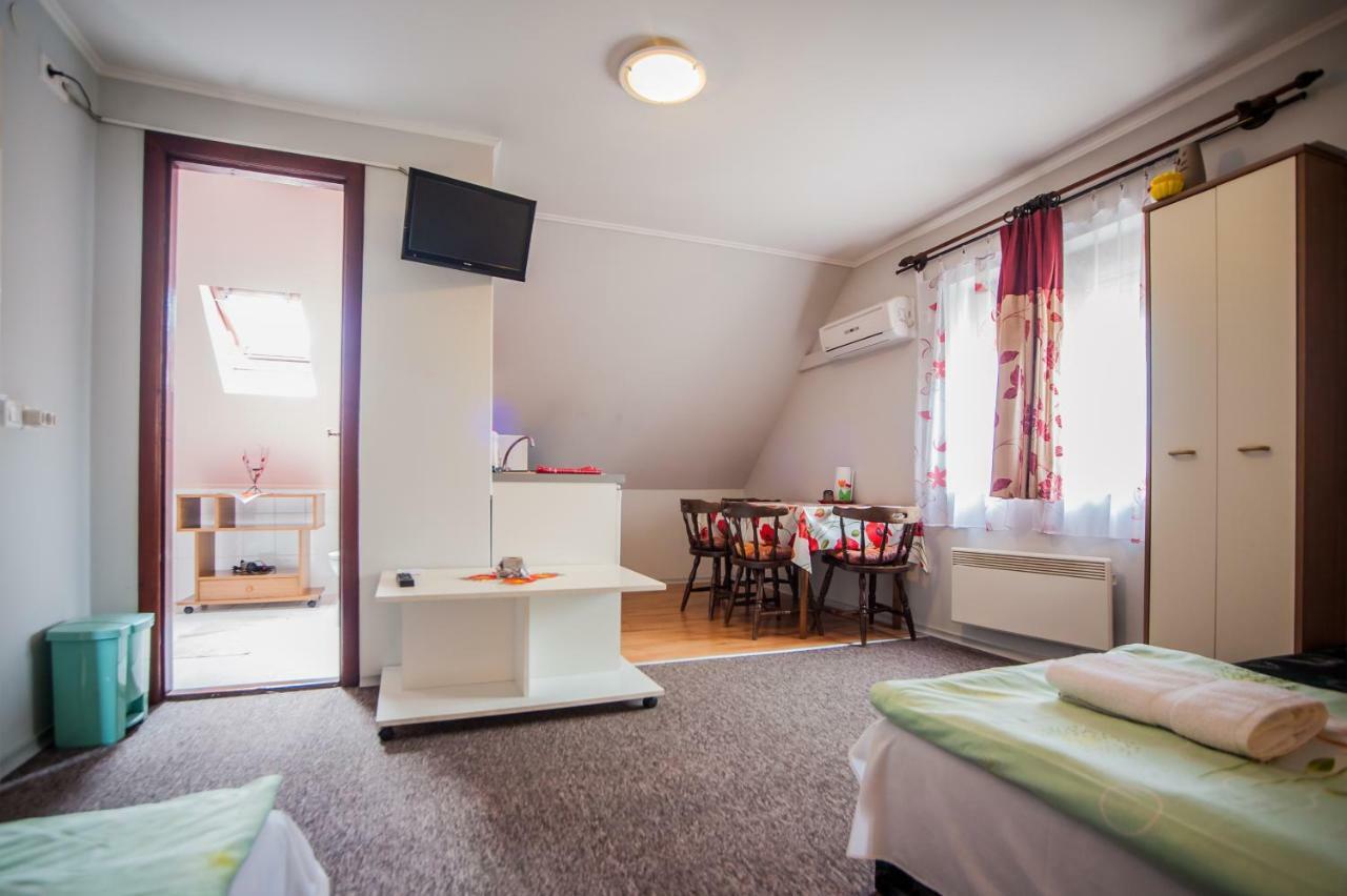 Pipacsos Vendeghazak Apartment Kiskunmajsa Bagian luar foto
